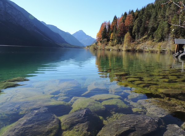 Herbstgewässer in Oberbayern