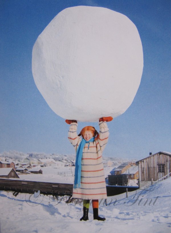 Pippi mit Schneekugel