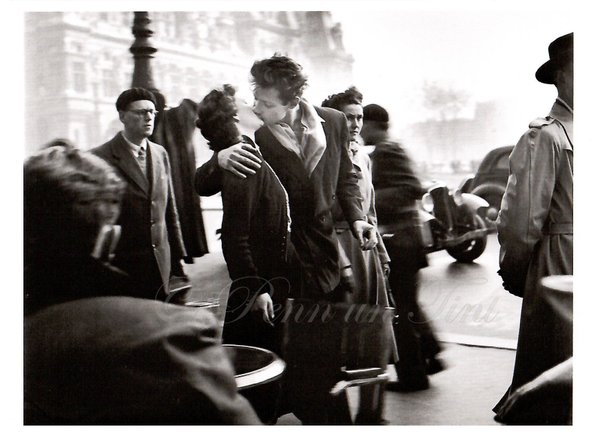 Kiss by the Hôtel de Ville